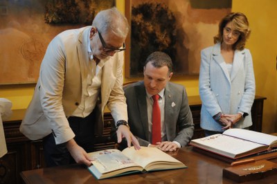 El responsable d’Agricultura i Ramaderia de la Generalitat ha saludat els regidors i regidores dels diversos grups municipals i ha signat el Llibre d….