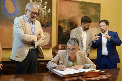 La consellera Pané ha signat el Llibre d'Or de la Paeria.