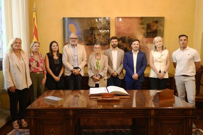 La consellera amb l'alcalde, els regidors, la delegada del govern i el gerent de la regió sanitària de Lleida.