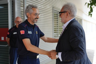 L'alcalde saluda Jordi Solà, cap de la Regió d’Emergències de Lleida.