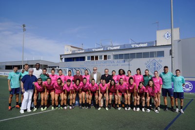 Foto de família amb l'equip titular femení de l'AEM.