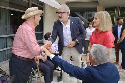 La consellera i el paer en cap han saludat els usuaris de la residència Sant Josep.