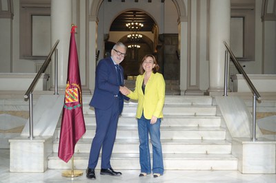 Larrosa i Paneque, a l'entrada al Palau de la Paeria.