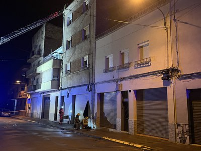 Edificio número 12 de la calle Algerri donde parte del tercer piso se ha derrumbado esta noche sin causar heridos.