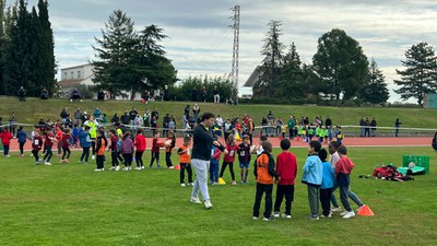 La Pista Municipal “Les Basses” ha acogido esta mañana la 22ª Jornada de Miniatletismo, actividad organizada por la Concejalía de Deportes.