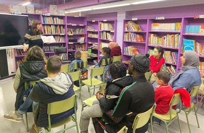 Continuidad en el proyecto Bibliobarri que ofrece espacios comunitarios y familiares en la escuela Príncep de Viana..