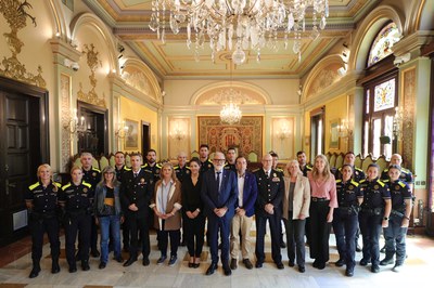 La Guardia Urbana cuenta desde hoy con 233 agentes tras el acto de toma de posesión de 15 nuevos y nuevas agentes que se ha celebrado en el Salón de Plenos de la Paeria y que ha estado presidido por el alcalde de Lleida, Fèlix Larrosa.