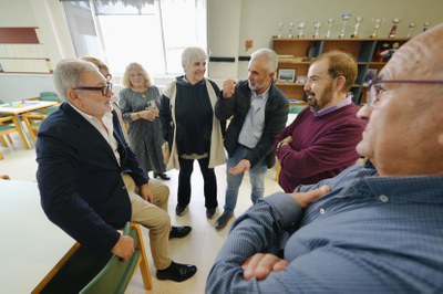 Larrosa y Valls, en el local de los jubilados de Sucs, con miembros de la Junta Vecinal de Sucs.