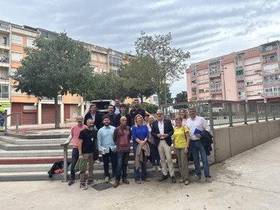 El alcalde de Lleida, Fèlix Larrosa, acompañado por la primera teniente de alcalde y concejala de Agenda Urbana y Espai Agrari, Begoña Iglesias, ha visitado este martes el barrio de Balàfia, junto con la presidenta de la AV, Jos Farreny , y varias personas de la junta de la asociación, con quienes han hecho un recorrido por diferentes lugares del barrio.