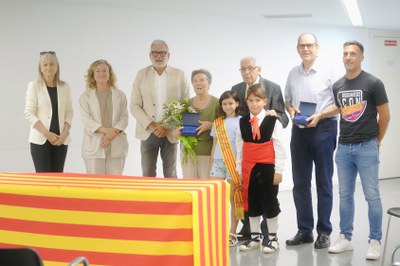 A la conmemoración ha asistido el alcalde, Fèlix Larrosa, que ha hecho entrega de una placa y un ramo de flores a los jubilados de este año.