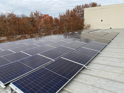 Nueva instalación solar fotovoltaica de autoconsumo compartido en la cubierta del pabellón municipal Barris Nord.