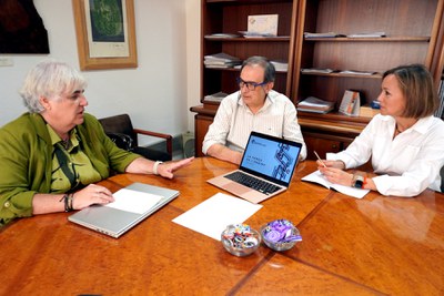 La teniente de alcalde Carme Valls y concejala de Buen Gobierno y Políticas Feministas se reunió ayer con el decano del Colegio de Ingenieros Graduados e Ingenieros Técnicos Industriales de Lleida (Ingenieros Lleida), Ramon Grau, y Laura Sánchez, consultora en comunicación.