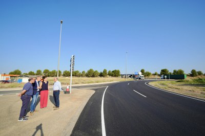 La alcaldesa accidental, Cristina Morón, ha acompañado al Subdelegado del Gobierno en Lleida, José Crespín, en la visita de finalización de las obras de mejora del firme en la glorieta Sur del enlace de Alpicat, conocida como glorieta del Jardiland , que ha llevado a cabo el Ministerio de Transportes y Movilidad Sostenible.