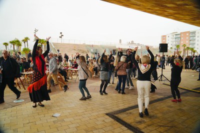 La celebración ha terminado este mediodía a ritmo de garrotines de la mano de Colores de Rumba en la plaza de la Lonja.