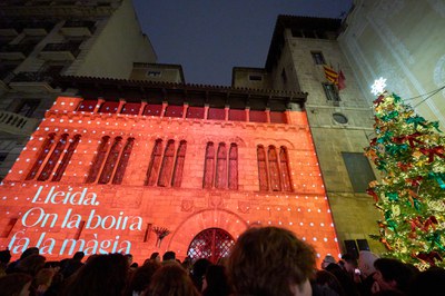 Lleida ha iniciado oficialmente esta tarde la campaña de Navidad con el encendido de luces en la plaza de la Paeria, en la zona Alta y en el barrio de la Bordeta y una videoproyección (mapping) en la fachada del Ayuntamiento.