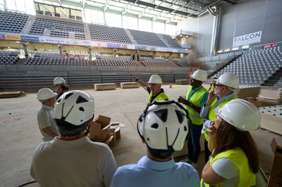 Visita de obras al pabellón municipal Barris Nord donde se está cambiando el parqué, entre otras actuaciones..