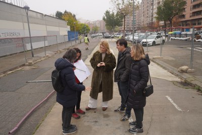 La teniente de alcalde Begoña Iglesias ha visitado hoy las obras, acompañada de técnicas municipales y de representantes del vecindario.