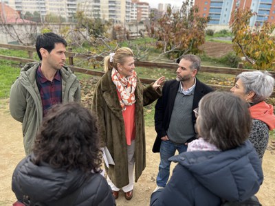 Iglesias y Blanco con técnicos municipales y parte del equipo directivo de la escuela Països Catalans, durante la visita de esta mañana.