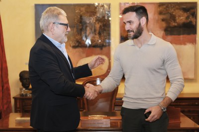 El alcalde, Fèlix Larrosa, ha recibido en el ayuntamiento al palista leridano Saúl Craviotto, que es el deportista español con más medallas olímpicas, y el piloto Edu Pons, que con Jaume Betriu de copiloto, se ha proclamado campeones de la Copa del Mundo de Bajas..