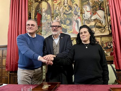 El alcalde, Fèlix Larrosa, el secretario general de UGT Terres de Lleida, José Luis Aguilà, y la secretaria general CCOO Tierras de Lleida, Cristina Rodríguez han firmado hoy el Pacto Social por Lleida 2024-2027.