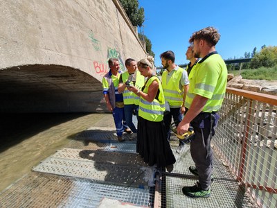 Los operarios han utilizado un robot con un dron y han instalado una pasarela metálica en la boca del río Noguerola.