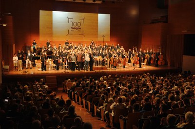 Final del concierto “Jaume Magre. Mapa sonoro de una vida” con el público aplaudiendo.