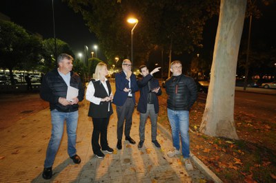 Larrosa e Iglesias han visitado hoy una de los nuevos puntos de luz instalados en el tramo final de la avenida Doctor Fleming, entre Alcalde Pujol y Onze de Setembre.