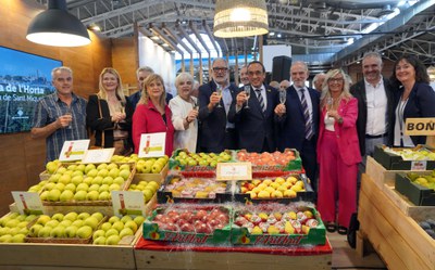 Día de l'Horta en la Feria de Sant Miquel. El alcalde, Fèlix Larrosa, ha recibido al presidente del Parlament de Catalunya, Josep Rull, en el stand de la Paeria..