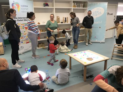 El acto de celebración del Día Internacional de la Ciudad Educadora en la ludoteca del Centro Histórico.