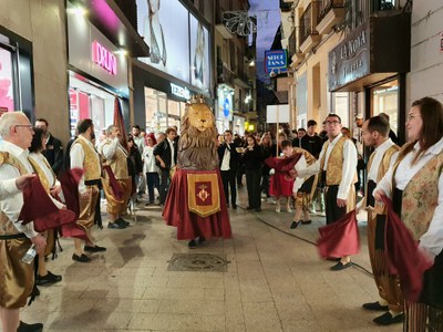 El León de Lleida acompañado de los miembros del Grupo Cultural Garrigues en el Eje Comercial.