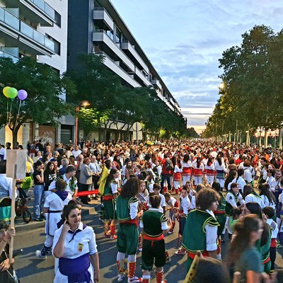 Los grupos se han reunido en la plaza Blas Infante para el baile final.