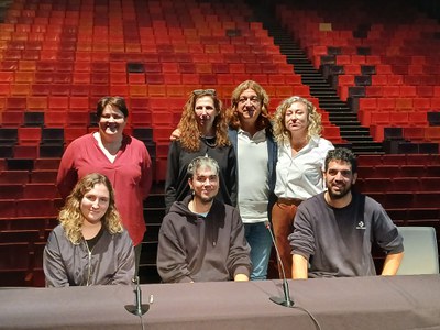 Las autoridades, Bosch, Rufach y Masot, con Raquel Bassas, presidenta de ARC, y los artistas Olga Zoet, Neptú y un miembro de Lasta Sanco en la presentación de los Premios ARC.