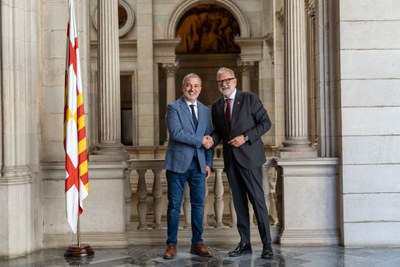 El alcalde de Lleida, Fèlix Larrosa, se ha reunido en el Ayuntamiento de Barcelona con el alcalde, Jaume Collboni.