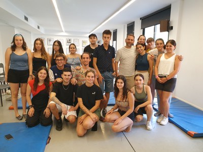 El concejal de Juventud, Educación y Empleo, Xavi Blanco, ha visitado a los y las jóvenes esta mañana durante el curso.