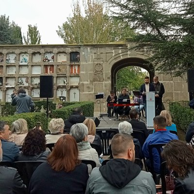 Memoria Democrática del Ayuntamiento de Lleida ha inaugurado hoy en el departamento de Sant Miquel del cementerio municipal la nueva placa del monumento a los fusilados de la población del Albagés.