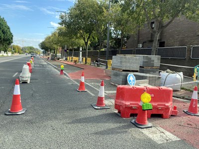 Obras en la parada de la avenida Alcalde Rovira Roure situada entre las calles Vall de Boí y Vall d'Àneu.