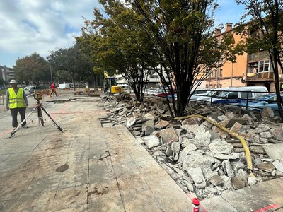 Hoy se trabajaba en la demolición del pavimento en la zona que da a la calle Vallès.