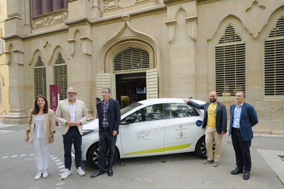 Lleida dispone a partir de este viernes del primer coche eléctrico compartido, después de que la Paeria y la UdL hayan firmado un convenio con la cooperativa Som Mobilitat para poner a disposición de su personal laboral horas de uso de este vehículo sostenible.