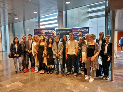 Autoridades y la directora del Som Cinema se fotografiaron con representantes de dirección e interpretación de los filmes presentes en la inauguración.