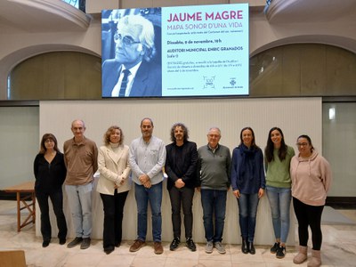 De izquierda a derecha: Elena Pallarés (Escuela Arts Musicals), Carlos Bordones (EAM), Pilar Bosch (concejala de Cultura), Alfonso Pérez (L'Intèrpret), Antoni Tolmos (pianista), Juan Cal (Comisario Año Magre), Dolors Ricart (directora orquesta), Alba Segura y Maricel Cano (Aula Municipal de Teatro).