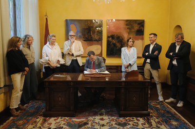 Visita institucional del Consejero de Agricultura, Òscar Ordeig, en el Ayuntamiento de Lleida.